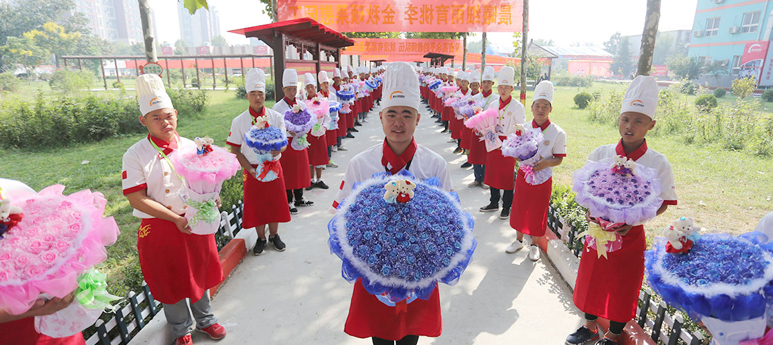 �¶���ѧ�������Լ����������Ļ����е�ӭ����ʦ���볡