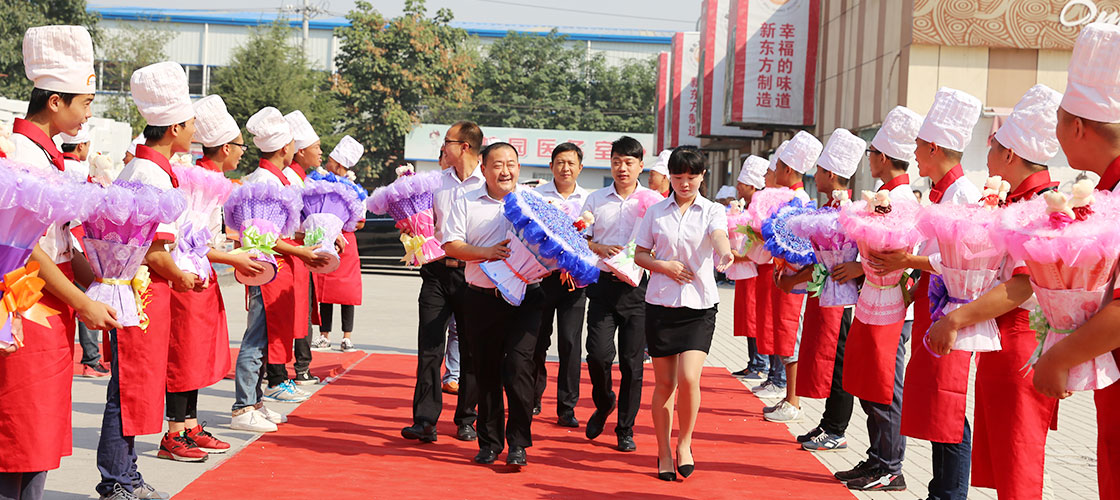 ֣���¶������ѧУ�쵼�ߺ�̺