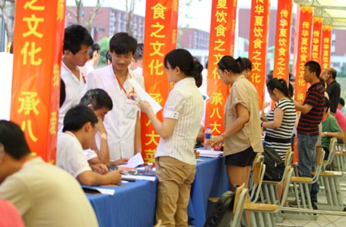 高校招聘会_2017年高校毕业生增加30万 毕业当口往哪走(3)